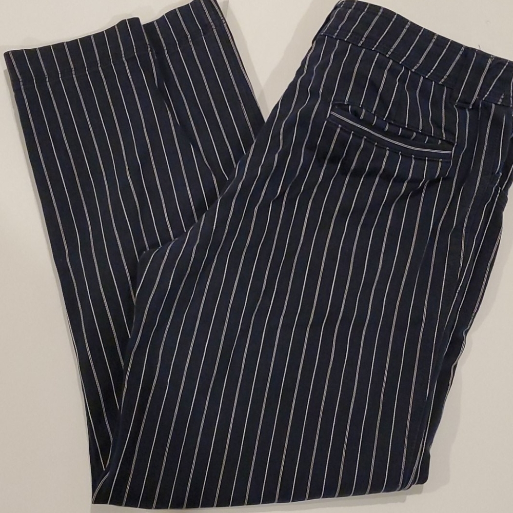 Jones New York Capri Size 6. Blue white stripe